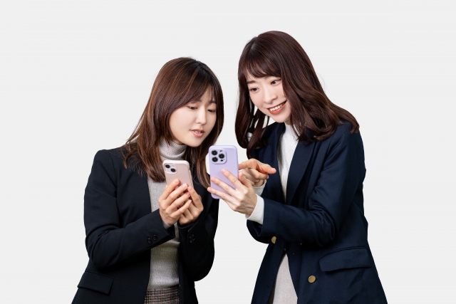 スマホを見合わせる2人