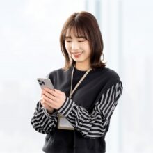 スマホを使う笑顔の女性